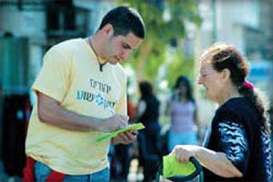 Jews sharing Christ with fellow Jews